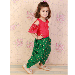 Ensemble tendance pour filles : haut à épaules dénudées et pantalon dhoti imprimé, rouge et vert, style ethnique, idéal pour les fêtes et les mariages. - Product Image 3