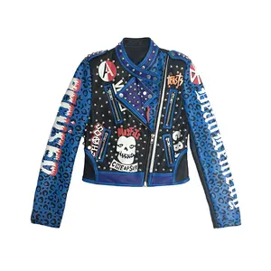 Кожаные короткие Мотоциклетные Куртки для девушек с заклепками леопардовыми буквами граффити с красочным принтом с отложным воротником панк-рок