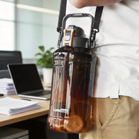 Bouteilles d'eau en plastique écologiques Longstar OEM 2,5 L avec corde, compatibles lave-vaisselle, sac inclus - Prêtes à boire directement pour la randonnée et le camping
