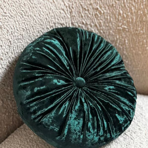 Coussin rond en velours vert écrasé - Product Image 1