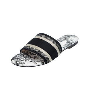 <span class=keywords><strong>Sandali</strong></span> di design all'ingrosso pantofole con ricamo spiaggia piatta <span class=keywords><strong>sandali</strong></span> di lusso da donna di design di lusso pantofole da donna - Product Image 6