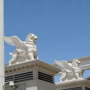 Leone di pietra a grandezza naturale in marmo bianco intagliato a mano con statua di ali in vendita