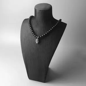 Chaîne de perles noires naturelles avec crâne, pendentif sur mesure