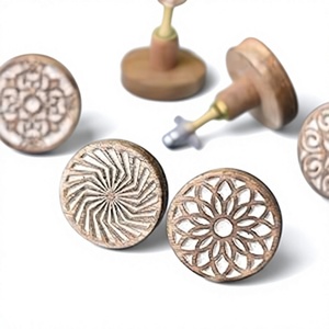 Boutons de meuble rustiques en bois, poignées rondes sculptées pour la décoration de la maison et du bureau, quincaillerie en bois durable - Product Image 1