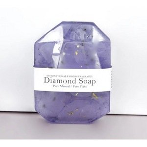 Savon artisanal en forme de diamant, créatif, pour le bain, nettoyant, hydratant, transparent, avec feuille d'or, aux huiles essentielles - Product Image 2