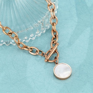 Collier tendance en acier inoxydable avec fermoir OT, chaîne à maillons, pendentif rond en coquillage plaqué or 18 carats, vente en gros - Product Image 3