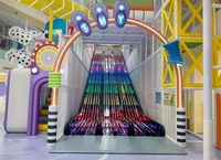 Aire de jeux intérieure commerciale pour l'atrium d'un centre commercial avec toboggan géant multi-voies, piliers rayés, trampoline, ensemble de jeux pour enfants
