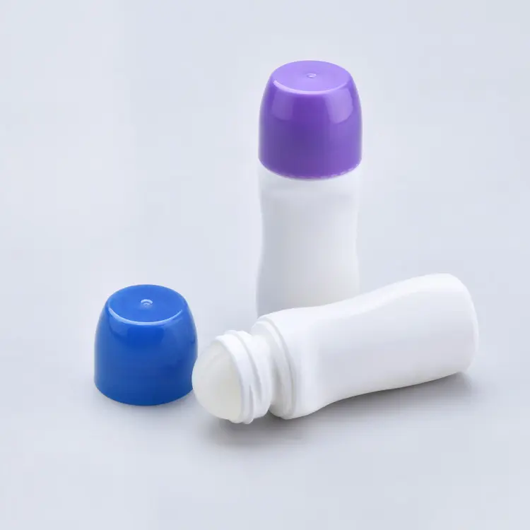 खाली गेंद के साथ बोतल पर आवश्यक तेल 50 मिलीलीटर प्लास्टिक रोल