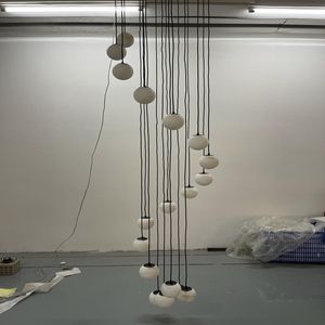 Suspension minimaliste Goutte de pluie avec sphères en onyx de type lune et fils réglables pour intérieurs de villas et d'hôtels de luxe - Product Image 4