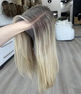 Perruque juive de luxe pour femme, en cheveux humains de la plus haute qualité, texture européenne douce, balayage blond avec racines foncées, nœuds simples, dessus en dentelle. - Product Image 1