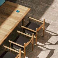 Table et chaises d'extérieur en rotin de style scandinave, table longue en teck pour cour, villa, jardin, terrasse, banc en bois massif pour le loisir