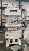 Prensa hidráulica robusta de 250T para estirado de pulsadores de lavadoras, controlada por PLC, accionada por motor y bomba, con precisión en los rodamientos de engranajes