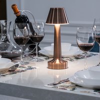 Lampes LED portables sans fil modernes rechargeables avec télécommande, variateur d'intensité, alimentées par batterie, lampe de table en métal RGB 16 couleurs