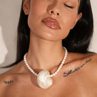 Collier ras du cou en perles de coquillage blanc, perles d'eau douce délicates, collier à perles avec grand pendentif en coquillage brillant, bijoux d'été faits à la main pour elle