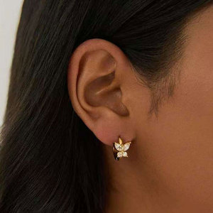Pendientes <span class=keywords><strong>de</strong></span> aro <span class=keywords><strong>de</strong></span> mariposa CZ <span class=keywords><strong>de</strong></span> acero inoxidable chapados en <span class=keywords><strong>oro</strong></span> <span class=keywords><strong>de</strong></span> 18 quilates, joyería hipoalergénica, resistente al agua, sin deslustre - Product Image 2