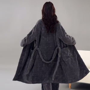 Piyama Jacquard Mewah Bahan Coral Fleece Elegan, Bernapas, Longgar, Kasual, Tebal, dan Hangat untuk Pria Wanita, Celana Tidur dan Jubah Mandi untuk Pasangan - Product Image 6