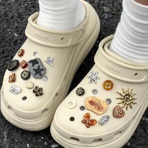 Décorations de chaussures en alliage de conception innovante Types de boucles de totem amovibles uniques pour chaussures Cro Matériel métallique bricolage - Product Image 2