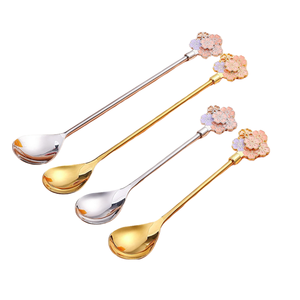 Cuchara de café creativa de acero inoxidable 304 con mango largo y diseño de flor de cerezo, cuchara delicada con pétalos huecos para helado y postres - Product Image 1