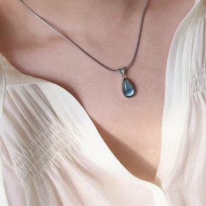 Collier tendance en acier inoxydable avec pendentif goutte d'eau vert translucide et saphir bleu océan, chaîne maille serpent - Product Image 4