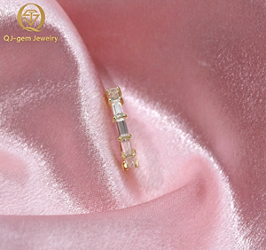 แหวนเพชรทรงบาแกตต์ ดีไซน์เฉพาะตัว สำหรับทั้งชายและหญิง ทอง 18K สี D ความใส VVS ได้รับการรับรองจาก IGI เพชรเพาะเลี้ยงในห้องปฏิบัติการ ออกแบบตามสั่ง สำหรับเป็นของขวัญวันครบรอบ - Product Image 2