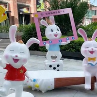 Sculpture fantaisiste de lapin et de carotte en fibre de verre peinte à la main pour usage extérieur/intérieur - Design animal moderne pour la décoration de jardins et de temples