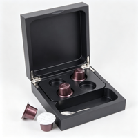 Support de capsules de café en bois noir mat en gros, boîte de rangement à couvercle rabattable pour dosettes de café avec fente pour cuillère, pour sachets de thé, cuisine, bureau