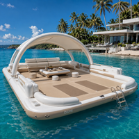 Plateforme aquatique gonflable commerciale avec dôme arqué, toit solaire, plancher en bois et sièges rembourrés pour projet de tourisme de luxe côtier