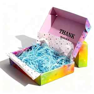 Caja de Cartón Corrugado con Impresión de Arcoíris para Envíos y Embalaje de Regalos, con Mensaje de Agradecimiento y Relleno de Papel Azul Triturado - Product Image 1