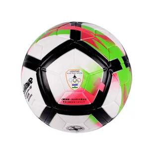 Balón de fútbol cosido a máquina proporcionado personalizado de fábrica, tamaño 4/5 entrenamiento/juego de fútbol, balón de fútbol de PVC/PU para interior/exterior