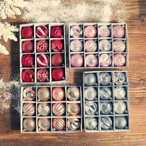 เครื่องประดับตกแต่งต้นคริสต์มาสแบบขายส่ง 12 ชิ้น ขนาด 6 ซม. ลูกบอลเคลือบสีเมทัลลิกในกล่องของขวัญ ของตกแต่งต้นคริสต์มาสแบบกำหนดเองได้ - Product Image 2