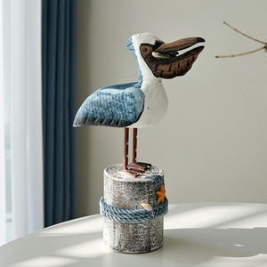 Ornement artisanal en bois Pelican, décoration de maison méditerranéenne, oiseau bleu, design sur souche d'arbre - Product Image 1