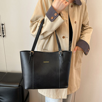 Sac fourre-tout classique élégant noir uni avec boucle et poignée, idéal pour le quotidien, le travail, le shopping, les voyages et comme cadeau pour femme.