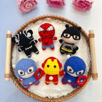 Porte-clés en crochet fait main, personnage héroïque, poupée amigurumi, série style film, ornement, cadeau créatif, breloque en peluche tricotée