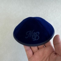 Kipá/Yarmulke de terciopelo azul marino personalizada de fábrica con monograma bordado e interior impreso para Bar Mitzvah