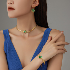 ชุดเครื่องประดับ TZ013 Lucky Flower ทำจากสแตนเลสสตีล 316L ชุบทอง 18K ประดับด้วยพลอย CZ สีเขียว ประกอบด้วยสร้อยคอ สร้อยข้อมือ และต่างหู ไม่หมองคล้ำ - Product Image 2