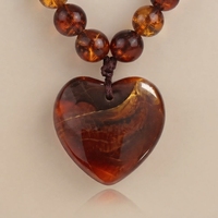 Collier pendentif cœur vintage en acrylique ambré, ras-de-cou perlé avec fermoir en acier inoxydable, bijoux pour femme