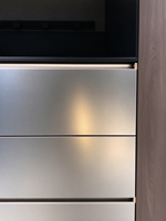 Buffet intégré de luxe léger italien, finition panneau métallique brossé, étagère de présentation métallique éclairée par LED, armoire murale en verre pour rangement