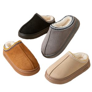 Chaussons d'intérieur chauds et douillets en fourrure pour l'automne et l'hiver, personnalisables, confortables en EVA, type nuages, pour femmes et hommes, vente en gros - Product Image 1