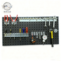 Panneau perforé en acier à trous carrés 4ftx8ft, support mural, revêtement poudré 1,4 mm, organisateur d'atelier avec crochets et étagères variés