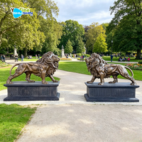 Sculpture de lion debout en bronze antique grandeur nature pour jardin extérieur avec piédestaux pour la décoration de la maison