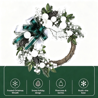 OEM/ODM Hochwertiger Umweltfreundlicher Indoor-Weihnachtskranz im Originaldesign mit Weißen Kugeln