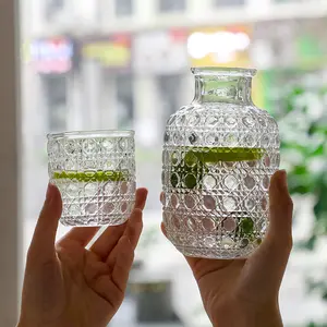 Conjunto de garrafa de água de cabeceira retrô durável transparente colorido de 15,7 onças mesa de cabeceira copo de água