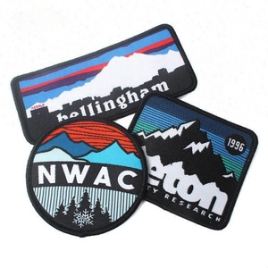 Textile Labels Factory IronにDesign <span class=keywords><strong>Custom</strong></span> <span class=keywords><strong>Brand</strong></span> Name Logo Merrow Border <span class=keywords><strong>Woven</strong></span> PatchesためJacket