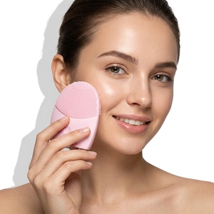Brosse nettoyante électrique de luxe en silicone à chargement sans fil et à vibration pour le visage, personnalisable pour les soins de beauté (marque privée) - Product Image 1