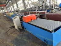 Vente chaude Machine de formage de rouleaux de porte à enroulement en PU / Ligne de production de lattes de porte isolées en acier galvanisé en PU