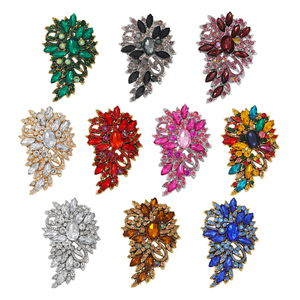 Broche de luxe en cristal en forme de fleur, plaquée or, avec strass, épingle de revers en forme de feuille pour femme, accessoires de robe de mariée, vente en gros - Product Image 5
