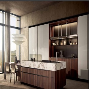 Armoires de cuisine modernes modulaires personnalisées Balom avec façade en verre, placage bois et plan de travail en travertin, finition laquée blanche - Product Image 2