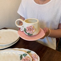 Ensemble de tasses et soucoupes à café en céramique irrégulières, style rétro, fleurs roses 3D faites à la main, tasses et soucoupes à thé crémeuses pour cadeaux et décoration intérieure