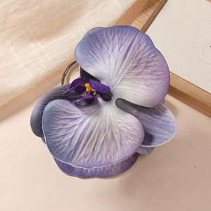 Une coiffe ornée d'orchidées violettes dégradées aux textures florales réalistes, une coiffe haut de gamme de style français. - Product Image 4