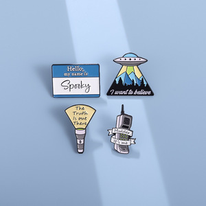 Alieno UFO spille in smalto torcia personalizzata voglio credere spille per vestiti con risvolto gioielli regalo per bambini modello di capodanno cinese - Product Image 2